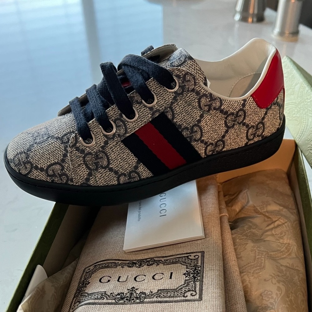 Gucci boys sneaker, brand new , never worn